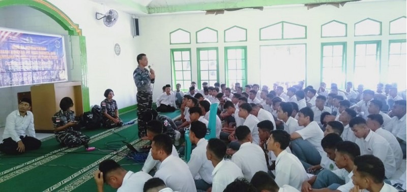 Siswa-siswi MAN Ende Berdiskusi dengan TNI AL