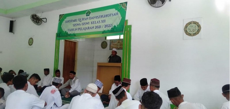 Khotmil Qur`an dan Istighosah Diharapkan Mempertebal Iman Siswa Kelas XII