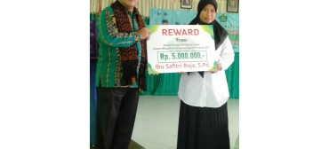 Kabid Pendis Serahkan Reward Kepada Pustakawan MAN Ende Ende