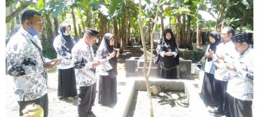 Ziarah Makam di Hari Guru Jadi Bahan Renungan