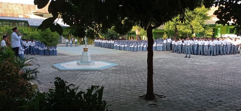 Kamad Ingatkan Disiplin Siswa Saat Upacara Bendera