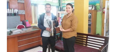 MAN Ende Terima Piala Futsal  Ekonomi Cup VIII Uniflor