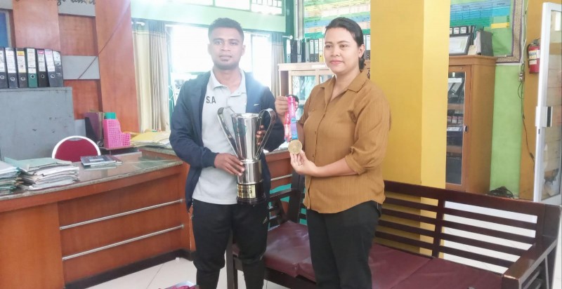 MAN Ende Terima Piala Futsal  Ekonomi Cup VIII Uniflor