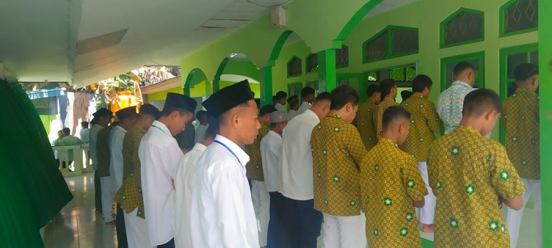 Siswa Baru Laksanakan Shalat Dhuhur Berjamaah