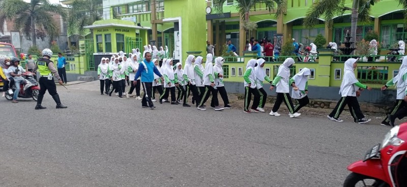 Ribuan Siswa MAN Ende Jalan Sehat