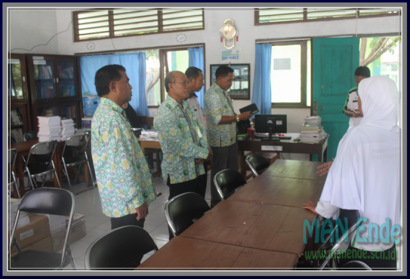 Kunjungan Pertama, Kakanmenag Sambangi Perpustakaan MAN Ende